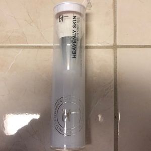 It Cosmetics bye bye pores brush no. 701